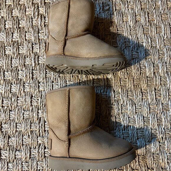 UGG Toddler's Classic Boot in Chestnut - Picture 5 of 10